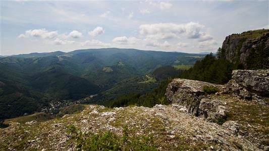 Fraissinet-de-Fourques von der Hochebene aus gesehen